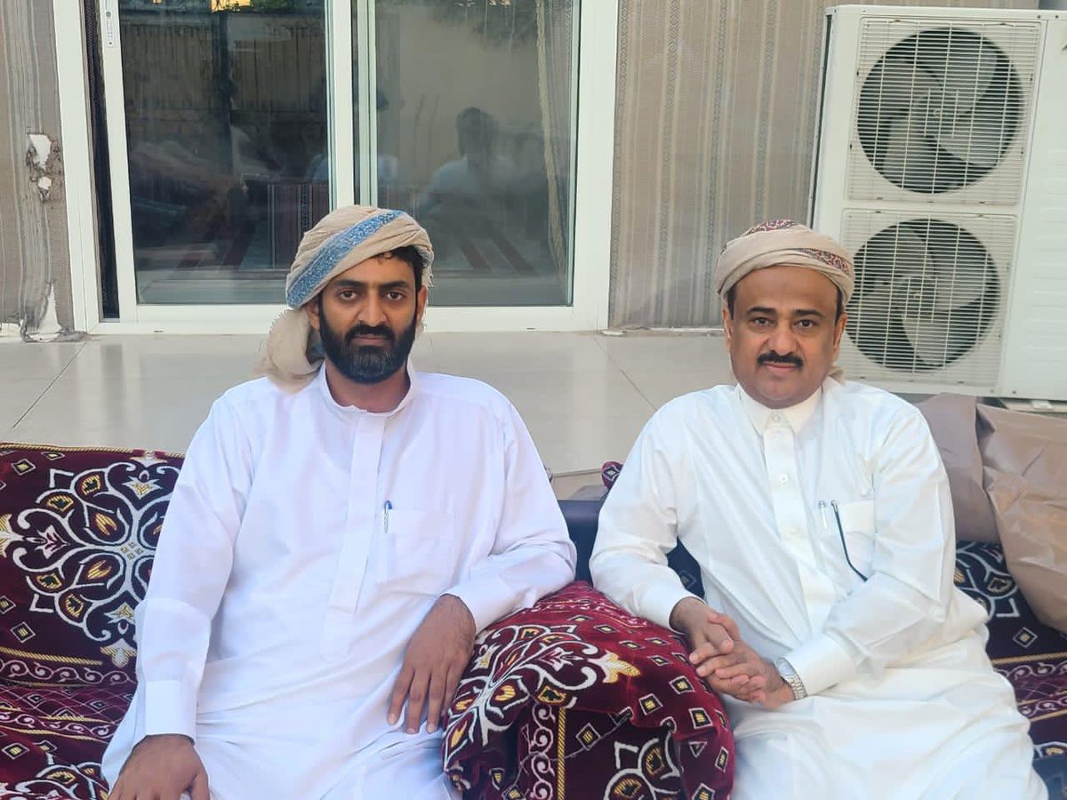 الشيخ ذياب بن محسن بن معيلي رئيس فرع المكتب السياسي للمقاومة الوطنية فرع مارب والشيخ عوض الوزير محافظ محافظة شبوه يلتقيان في الامارات ماندري سبب هذا اللقاء لاكن نعتقد أن بن معيلي سوف يتم تعينه محافظ مارب.