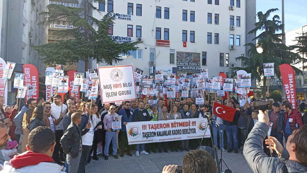 KabineTaşerona Kulakver Adalet terazilerini Kıyamet Günü için kurarız. Hiç kimseye zulmedilmez. Hardal tanesi ağırlığında (basit bir şey dahi) olsa onu getiririz. Hesap sorucu olarak biz yeteriz. (21/Enbiyâ 47)