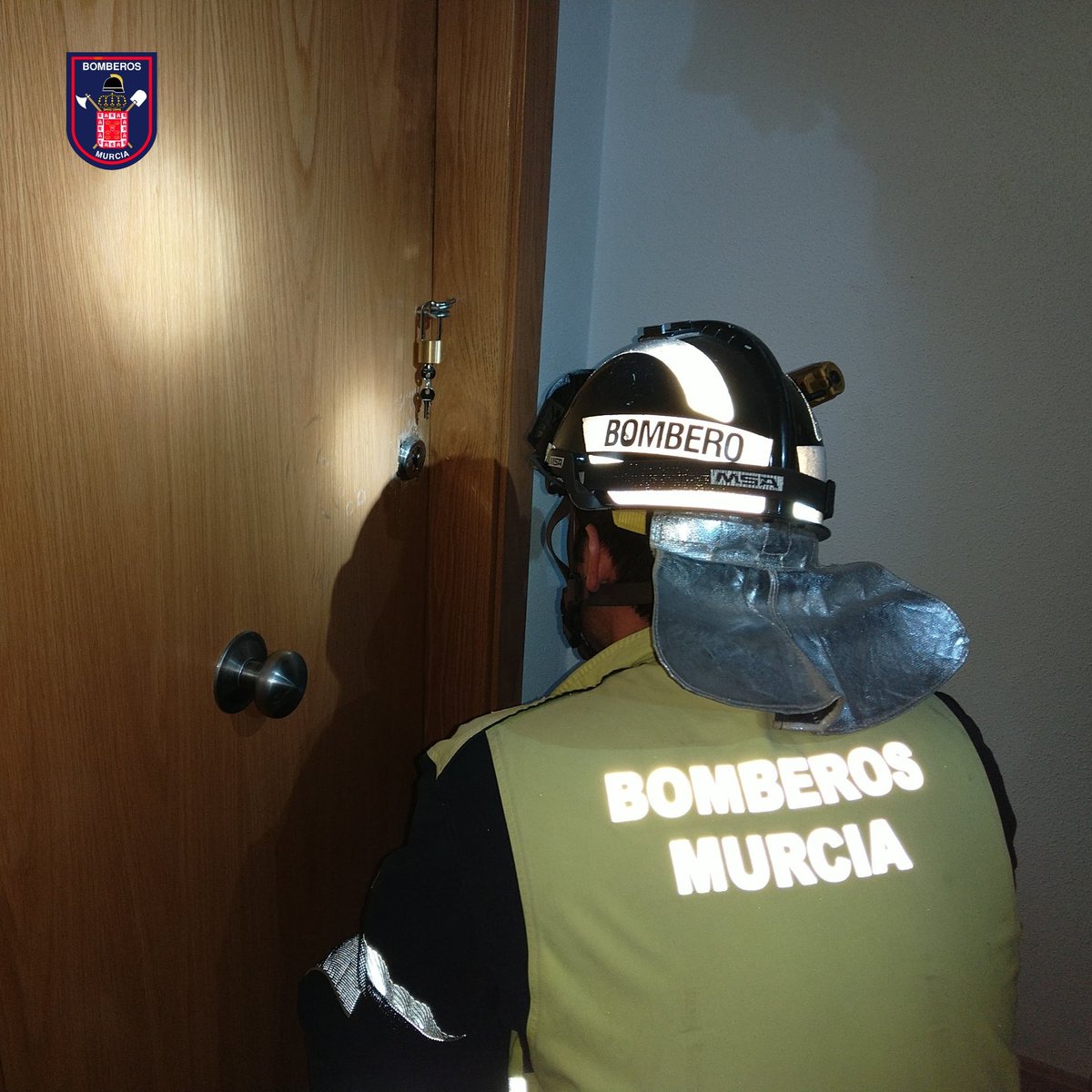 BomberosMurcia's tweet photo. 15:56 Apertura de puerta urgente por persona inconsciente en #Casillas
Realizamos RCP junto con @MurciaPolicia, @EmergenciasMur y #061Murcia 
Sanitarios trasladan al paciente, una vez reanimado, a #HGURS
Más tarde, @MurciaPolicia nos requiere para cerrar la puerta https://t.co/tAgS8Ump5I