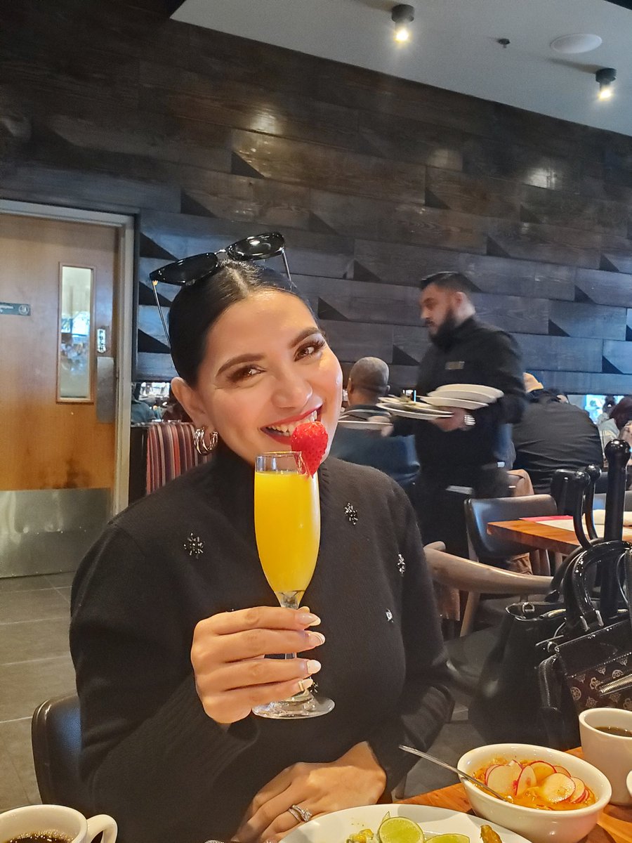 ContrerasStepha's tweet photo. Sunday brunch🍾 🌞 https://t.co/tnvKfCpC0m
