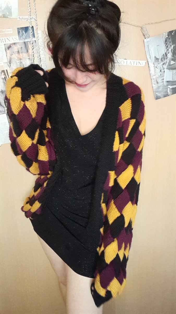 cotelecaros's tweet image. ☆El primero fue un cardi largo tricolor #knitting #modachile