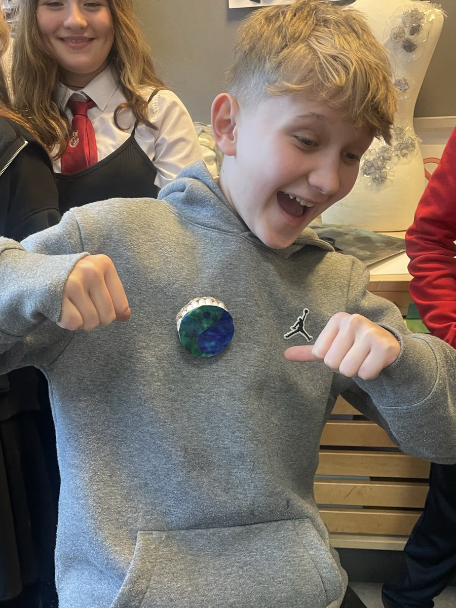 RossReid9's tweet image. Loved doing this project with my 2 S1 classes. The unit of work was designed by Mrs McDowall. Design an Eco broach from old materials left about the art department. Each pupil gets a random pack of materials and can only use what’s in the pack. 2 period unit of work #workfast #go