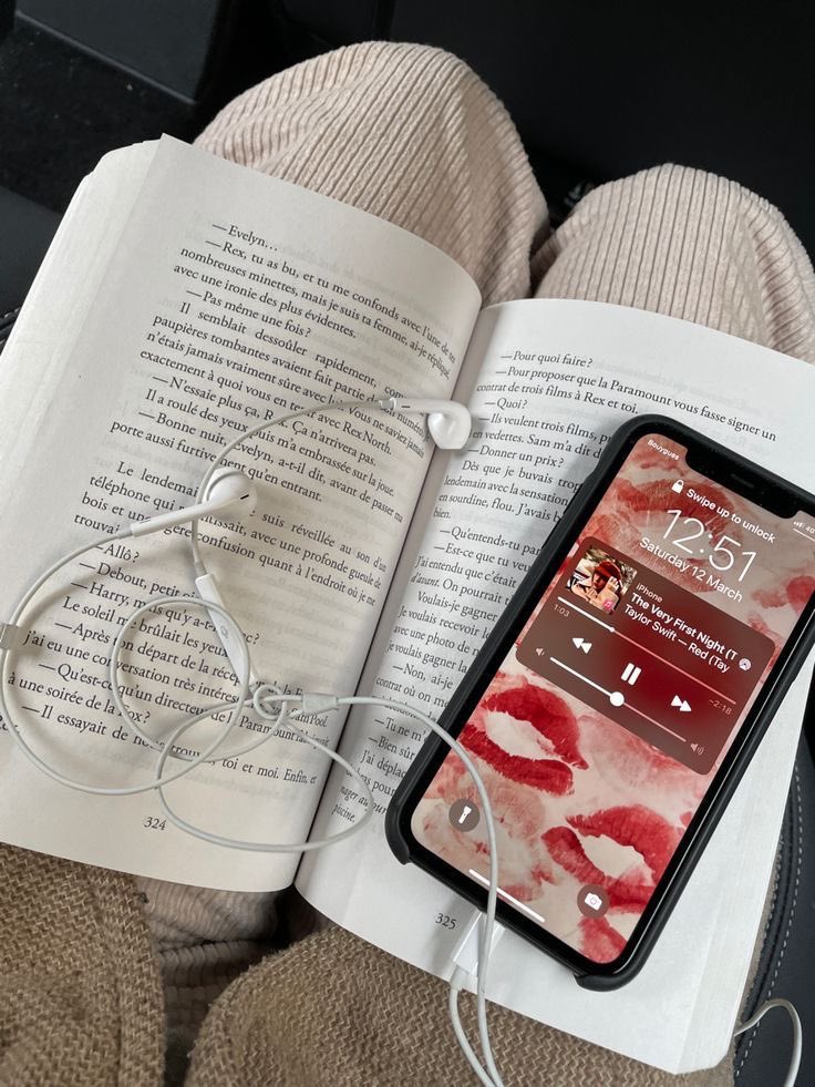 holiii, ando buscando mutuals que hablen español para fangirlear sobre libros, tay, etc !!! like o rt para ser mutis🤍🤍