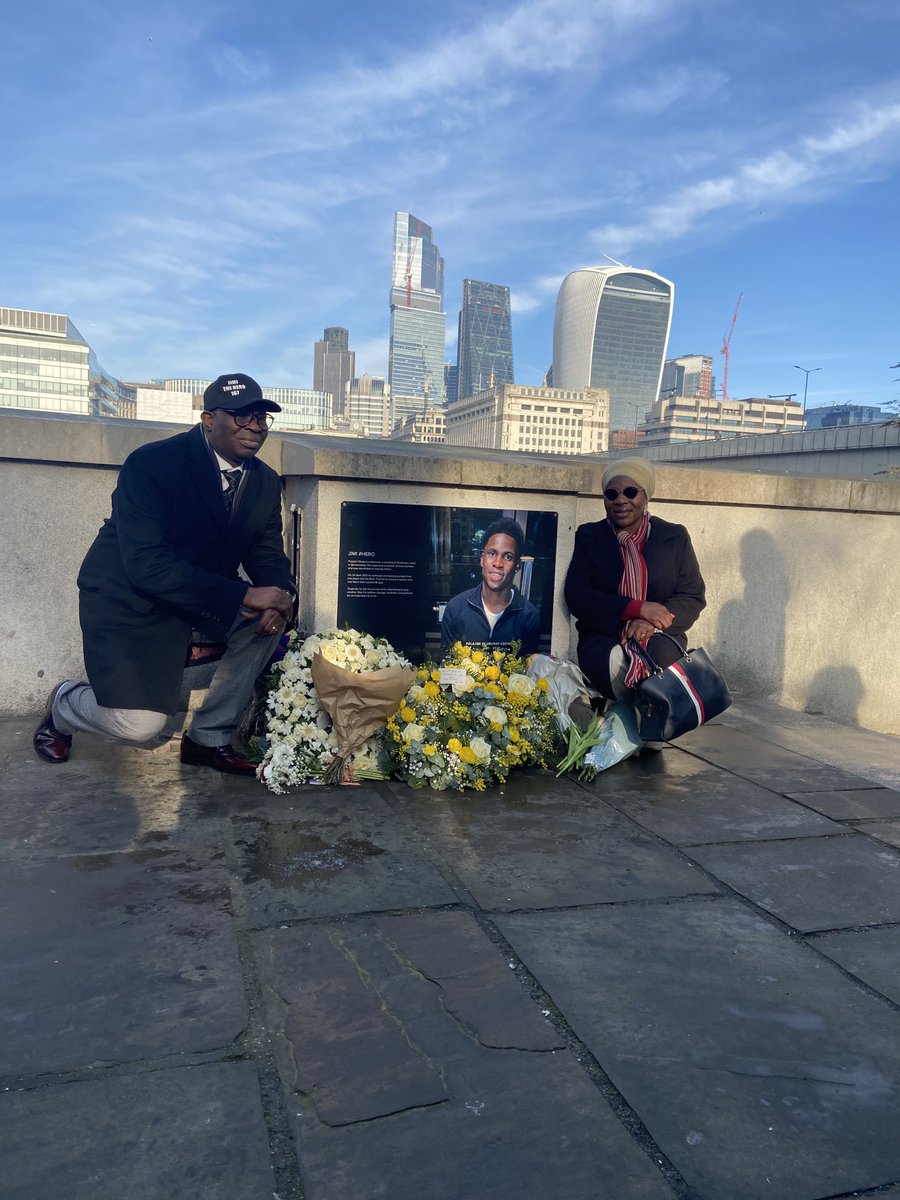 Yorubaness's tweet photo. A plaque was unveiled today to honour Folajimi Olubunmi-Adewole #JimiTheHero.
Jimi drowned while trying to rescue a woman in the River Thames, London bridge. April 22nd 2021.
A True Hero 🤍 https://t.co/POa7eacJ3B