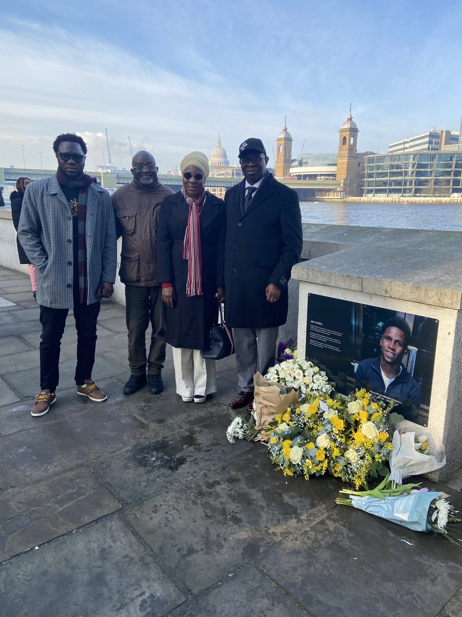 Yorubaness's tweet photo. A plaque was unveiled today to honour Folajimi Olubunmi-Adewole #JimiTheHero.
Jimi drowned while trying to rescue a woman in the River Thames, London bridge. April 22nd 2021.
A True Hero 🤍 https://t.co/POa7eacJ3B