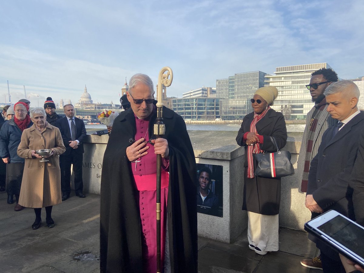 Yorubaness's tweet photo. A plaque was unveiled today to honour Folajimi Olubunmi-Adewole #JimiTheHero.
Jimi drowned while trying to rescue a woman in the River Thames, London bridge. April 22nd 2021.
A True Hero 🤍 https://t.co/POa7eacJ3B