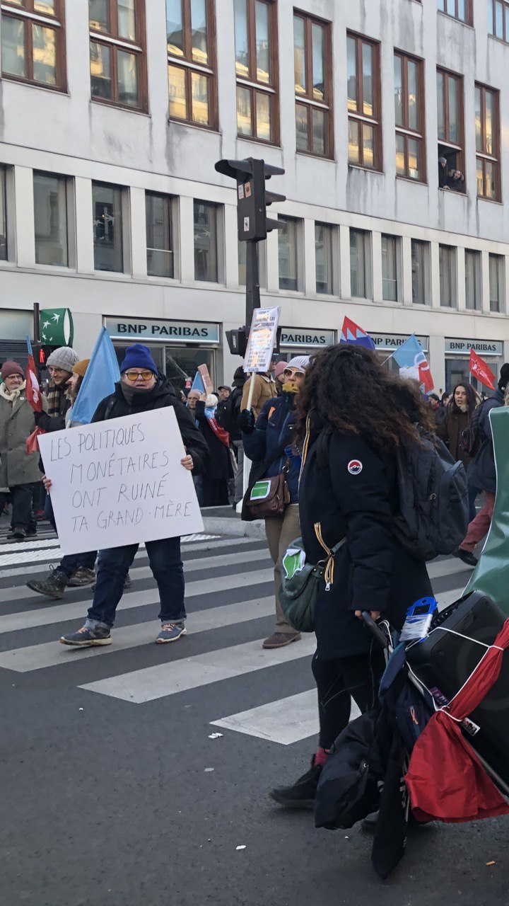 Les politiques monétaires ont ruiné ta grand-mère (slogan) 