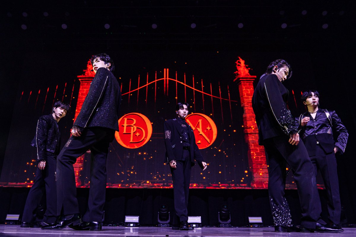 “Along the route of their first world tour “Reach For Us,” Kpop outfit ONEUS makes their debut in Madison, Wisconsin, becoming the first Kpop group ever to perform in the city…” — @official_ONEUS by @i_storck 

musicscenemedia.com/oneus-lights-u… 

#musicscenemedia #ONEUS #oneustour #kpop
