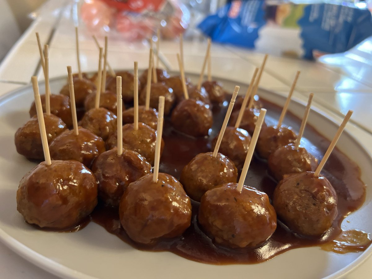 _m_a_d_i_z_o_n_'s tweet image. Seth begged me to make the game day meatballs 🏈 #LetsGoNiners