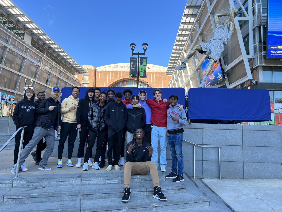 RHS_BoysBB's tweet photo. Eagles at the Mavs game! Great times, with great friends! #family #TheRich https://t.co/lgI2wiLdx3