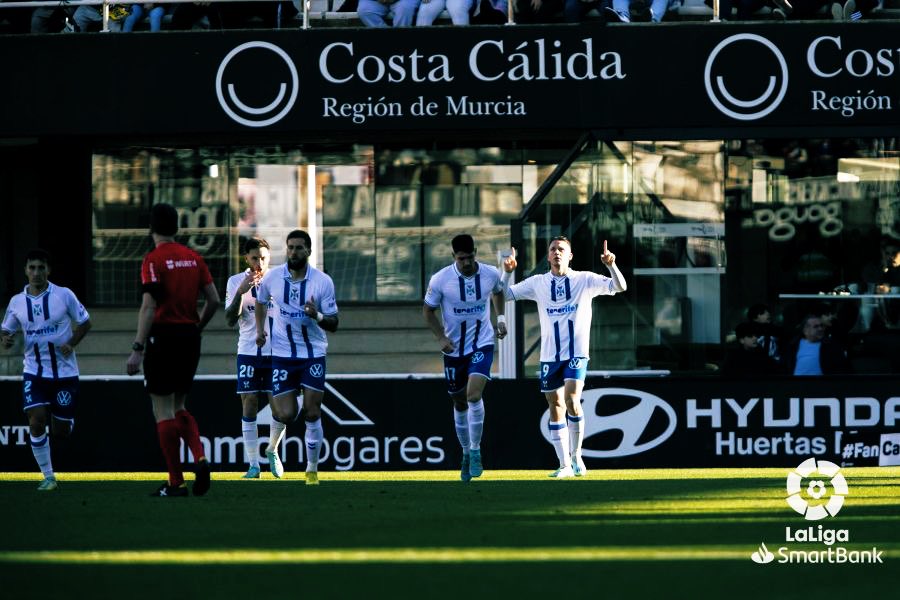 Yendy_Hernandez's tweet photo. El deseo de todo goleador cuestionado. Saborear un dulce en área pequeña. Mirar serio a cámara. Dedicatoria.
La diana al amanecer relaja a #Garcés y acomoda a un #Tenerife profundo a los espacios.
#IvánRomero y #Shashoua sintonizan. Esa radio suena bien.
#CartagenaTenerife 0-1 https://t.co/Ld2Az4YAGH