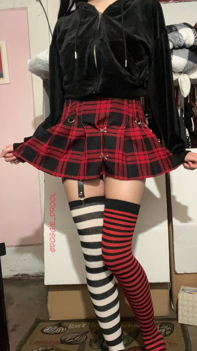 Doggie_Drool's tweet photo. New skirt!! What’re the best angles for skirt pics? 🤔 I need to get better at them https://t.co/CMKDTrPaw4