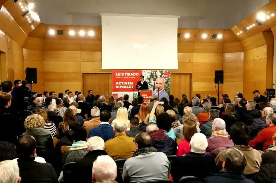 JSCRipollet's tweet photo. 🌹Gran dia ahir a la presentació de @LLmtirado com a candidat pel @PSCRIPOLLET a les properes eleccions de maig, en un Centre Cultural ple de gom a gom per escoltar el projecte socialista per #ripollet.
#activemripollet https://t.co/45aer67rEk