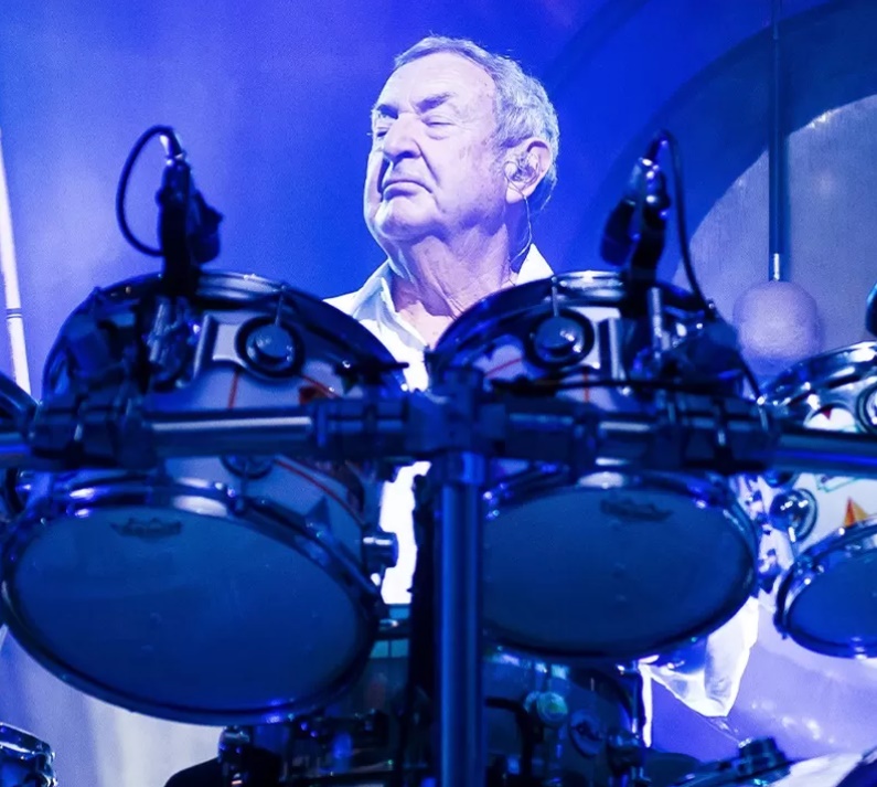 igormirandasite's tweet photo. Hoje, Nick Mason faz 79 anos. O baterista do Pink Floyd foi o único a tocar em todos os álbuns da banda. Nos últimos anos, montou o Nick Mason's Saucerful of Secrets, projeto que toca músicas antigas de seu grupo original.

Qual a sua música favorita do Pink Floyd? https://t.co/v8HlxWobX4