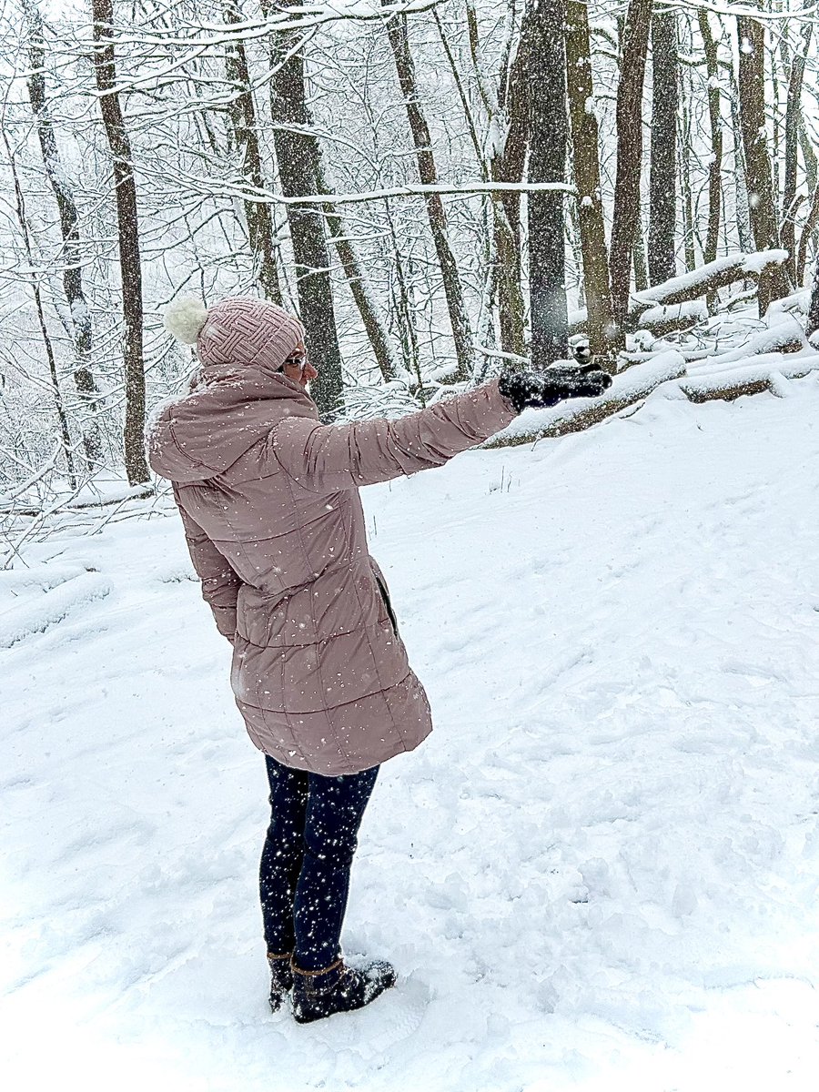 Feeding the birds…super fun experience! ❄️🐤#geaugaparkdistrict