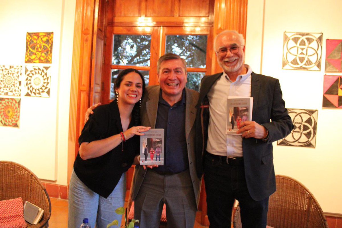 mmojedar's tweet photo. Muy agradecido con Ale Méndez y Lázaro Sánchez que presentaron ayer Lo que podemos contar, mi novela, en la Casa de Cultura de Coatepec. Gracias a nuestro auditorio: me hicieron muy feliz. @adarveeditorial @hyperionlibxal https://t.co/zrARSJE1AJ