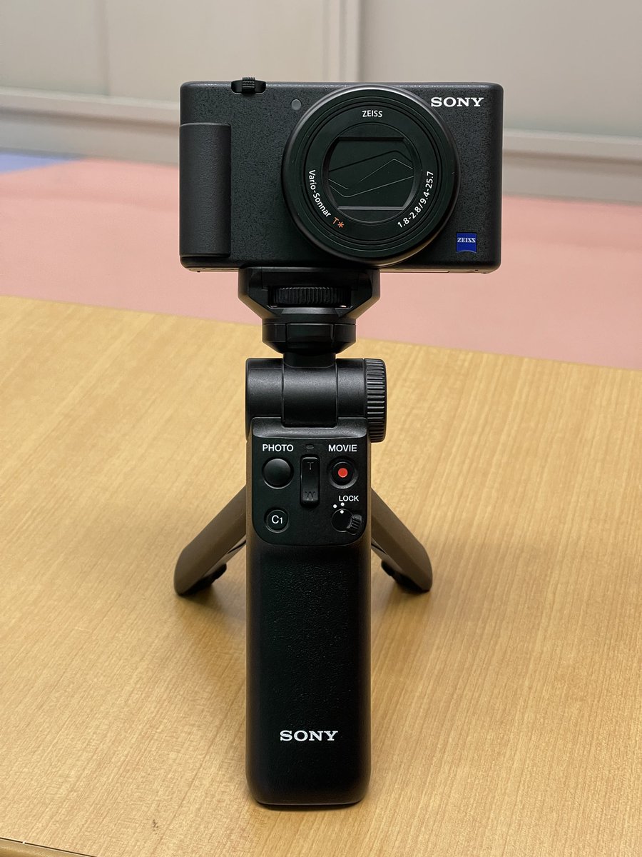 おはようGOざいますヽ(^o^)
SONYZV-1
このカメラでふくしGOのYouTubeは成り立っている。機動性が良くてどんな場面でも撮影しやすいのが特徴。
このカメラで大事な瞬間を記録してYouTubeとしてこれからも発信を継続していきます。