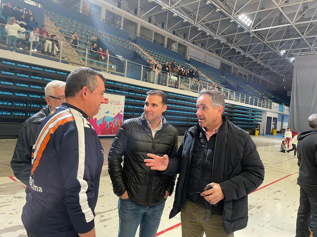 Sebastian090578's tweet photo. Hoy he estado presente en el Torneo de Veteranos organizado por #VeteranosDeAlmería donde se han dado cita @BMVet_EuropaAlm, @SagradaBM y @BMGRVeteranos. 

El BM Veterano/a está en auge y @FAndaluzaBM va a apoyar nuestro deporte en todas las etapas de la vida.
@aytoalm https://t.co/pOg43A67Nt