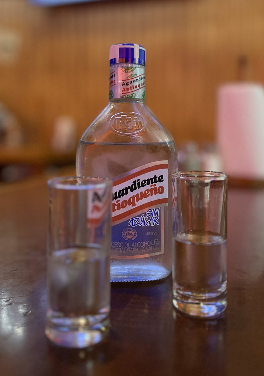 santiagoecheve's tweet photo. Y como ya es tradición, unos guaritos antes de volver a casa. Cuanta Hpta falta me vas a hacer hijo. #TimeToGoBack pero esta despedida va a ser más dura que nunca. 💔 https://t.co/1Wjipc8Xfm