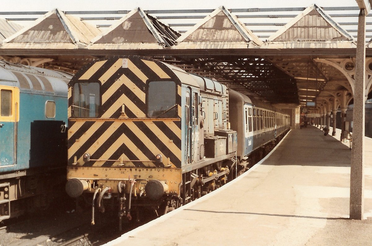#DailyGronk Dundee 11th August 1984
British Rail Blue liveried Class 08 diesel shunter 08762 propels the coaches in to the station that will from the 12:28 to Edinburgh Waverley
#BritishRail #Class08 #Dundee #ScotRail #BRBlue #trainspotting #Edinburgh 🤓