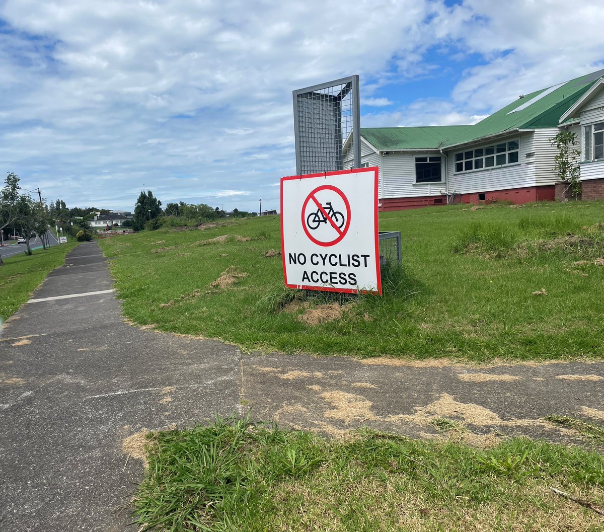 chrisjdaniels1's tweet image. Hi @BikeAKL - What’s up with these anti-cyclist signs along the safe and popular commuting route through @UnitecNZ site? Cars allowed through - but not us? 🤔 🚴‍♂️