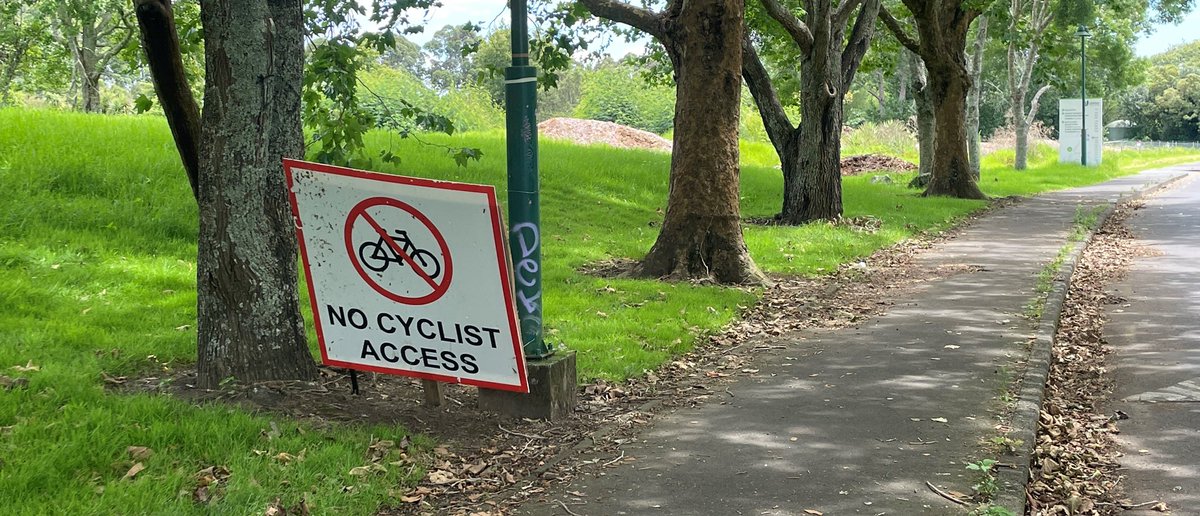 chrisjdaniels1's tweet image. Hi @BikeAKL - What’s up with these anti-cyclist signs along the safe and popular commuting route through @UnitecNZ site? Cars allowed through - but not us? 🤔 🚴‍♂️