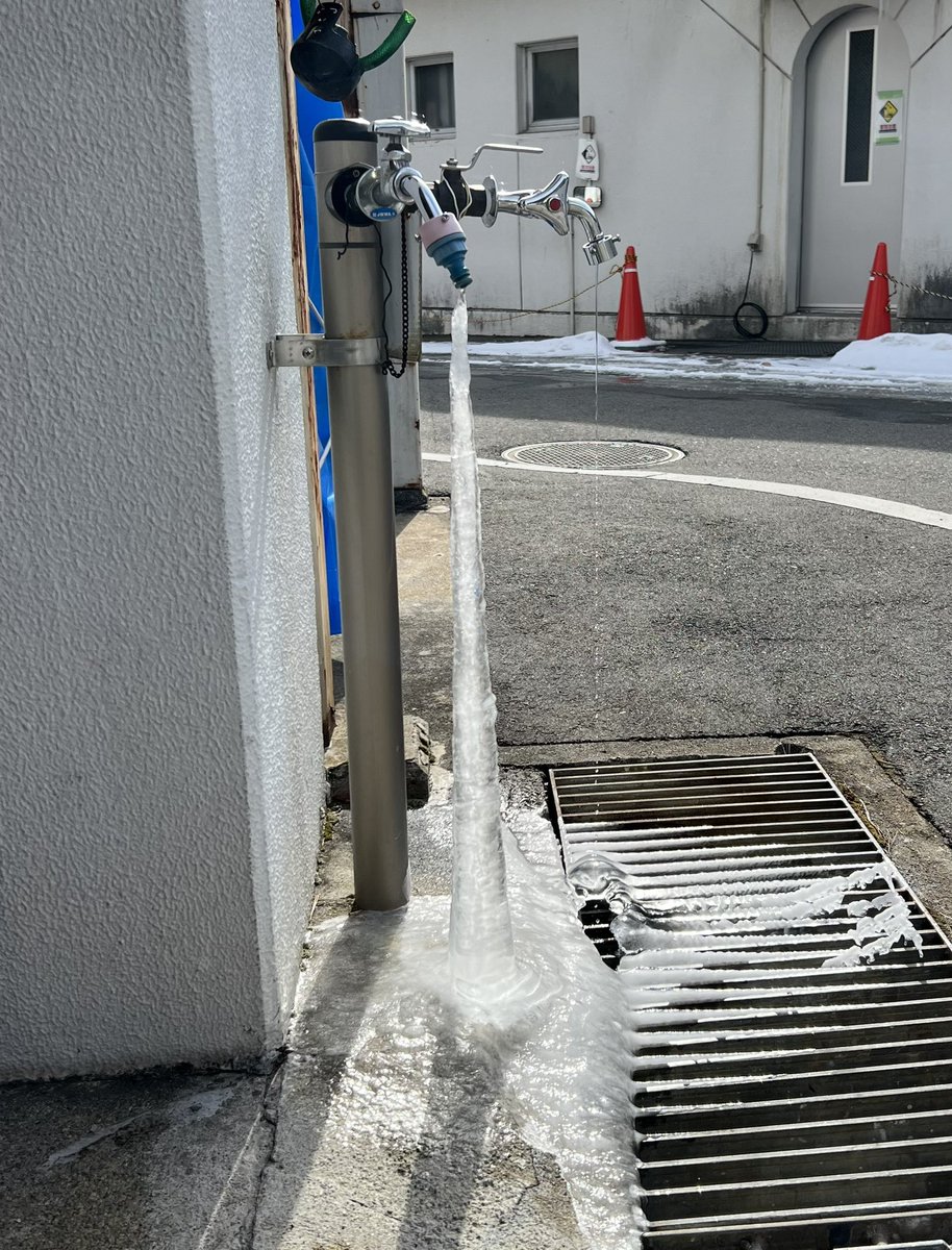 777island's tweet photo. 凍結防止でチョロチョロ出してあった水が氷筍になってた。

#氷筍
#大町市
#水道
#蛇口 https://t.co/D2Ht0VxI3Y