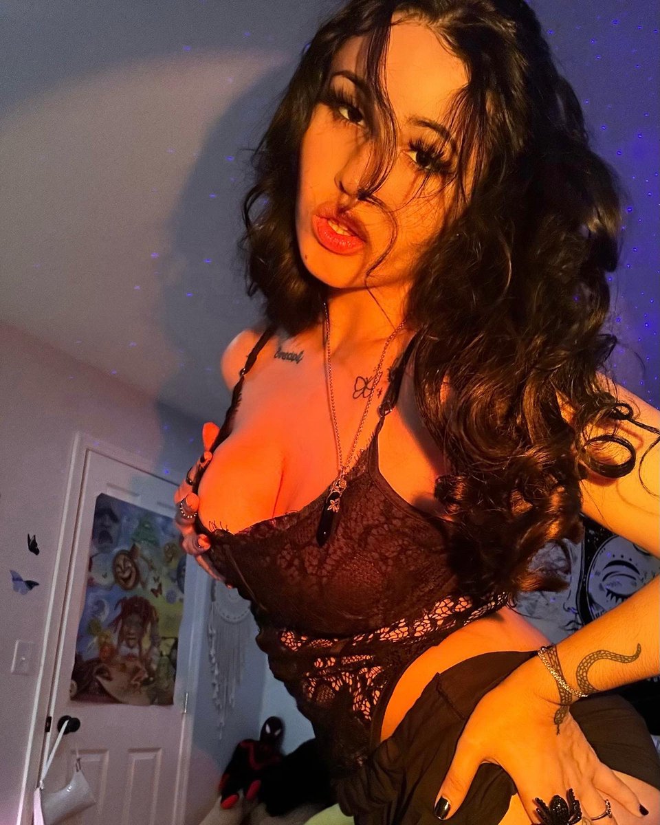 dinaroseyo's tweet photo. here’s 3 more pics of me just cuz… you’re very welcome twitt 💋🕸️🕷️#twitterfingers #baddietingz #hotgirl #vibewitme #frydpen #weed https://t.co/99esQBpqw1