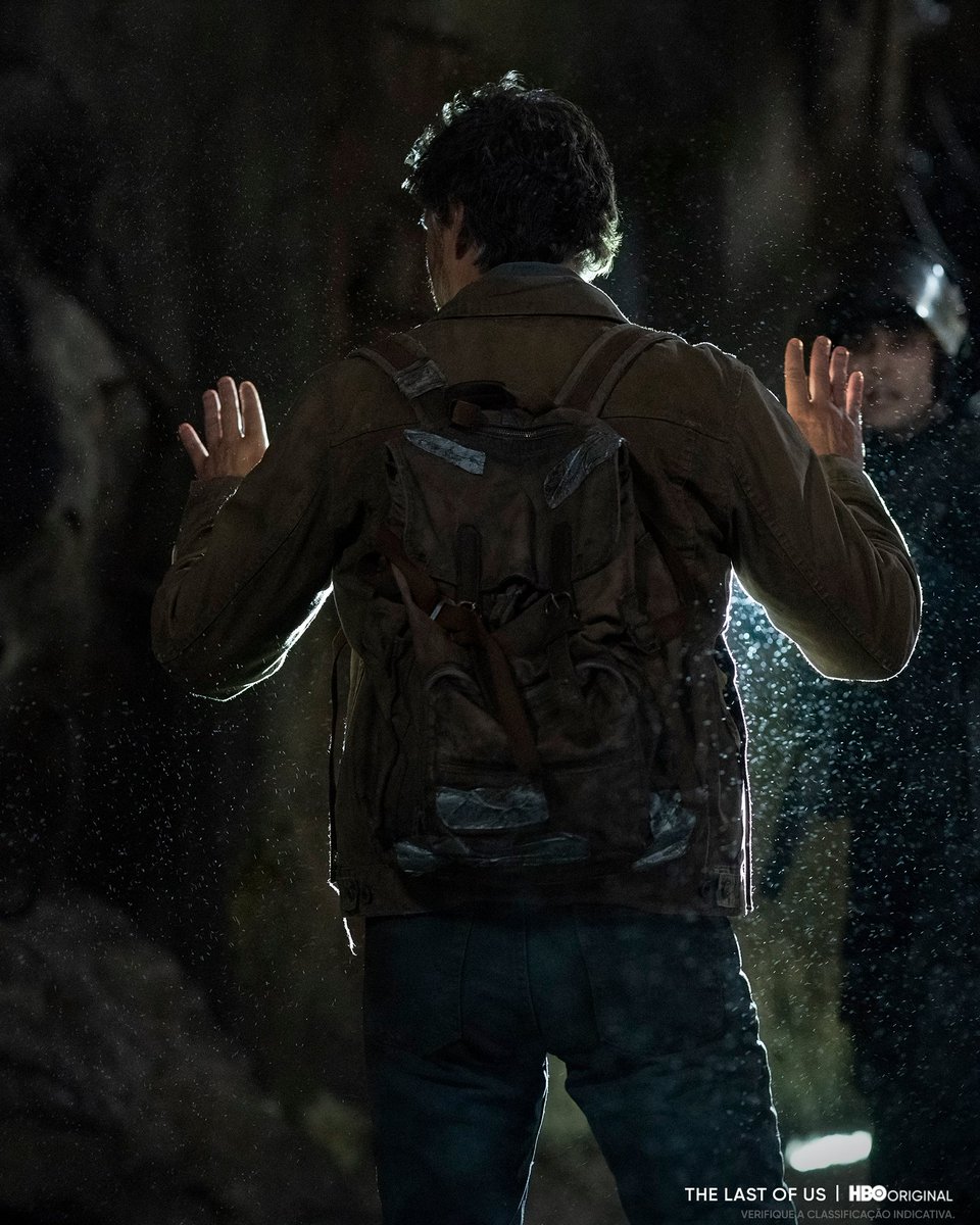HBOMaxBrasil's tweet photo. Obedeça ao toque de recolher para evitar transmissão e insurreição. O novo episódio de #TheLastOfUs já está disponível na #HBOMax https://t.co/xXI2XUHbkD