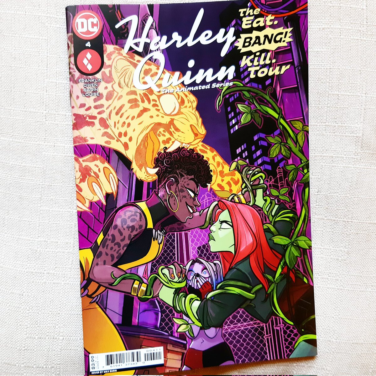 EmjayMj2's tweet photo. #HarleyQuinn #Vixen #PoisonIvy 🌱 #DCComics #DC #MaxSarin https://t.co/HwvHSd27mF