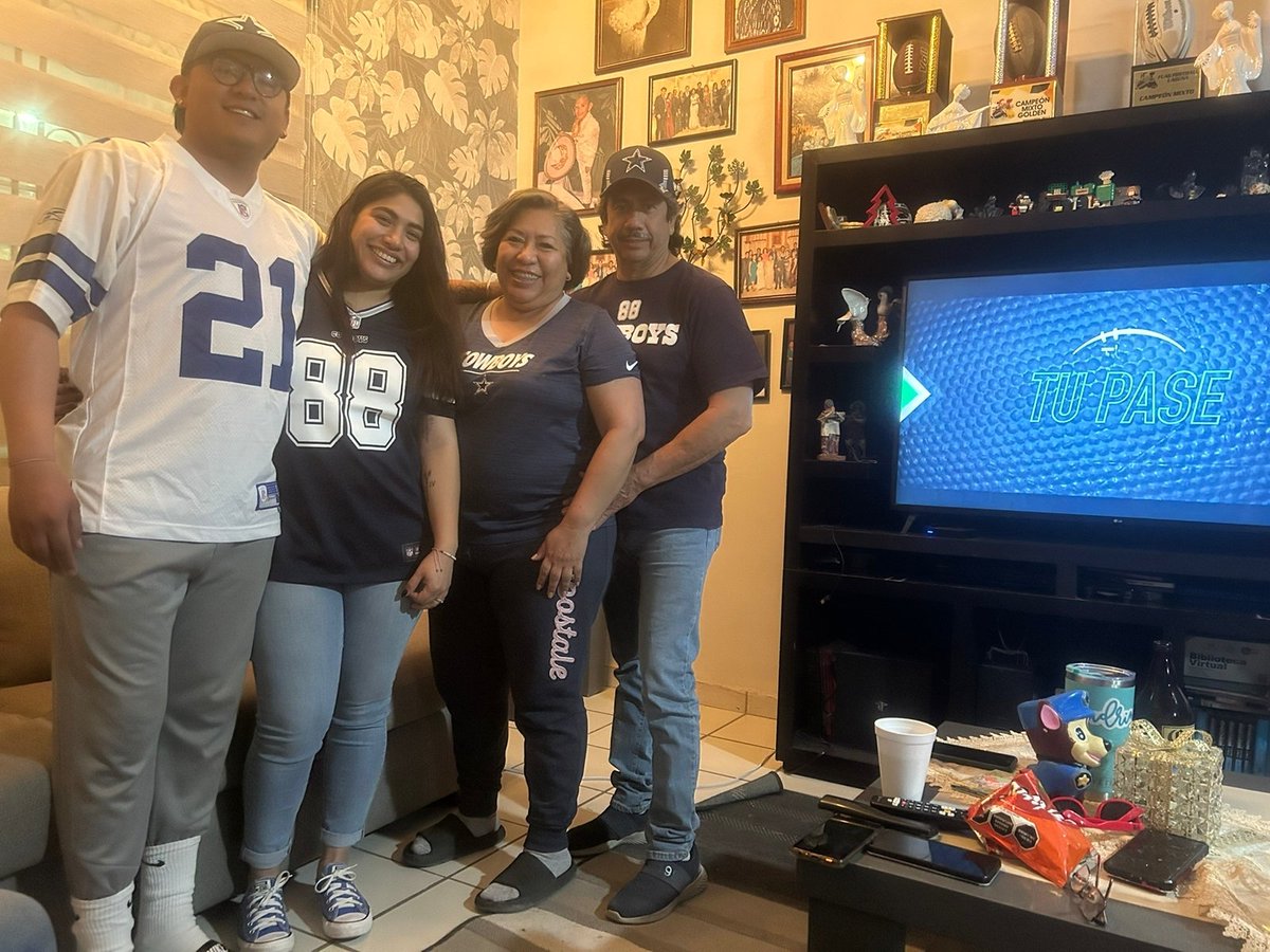 MaychavezZ's tweet image. #NFLPlayoffsEnTUDN 
Fam. Chávez Zamora son Dallas de ❤️
Saludos a @EnriqueBurak