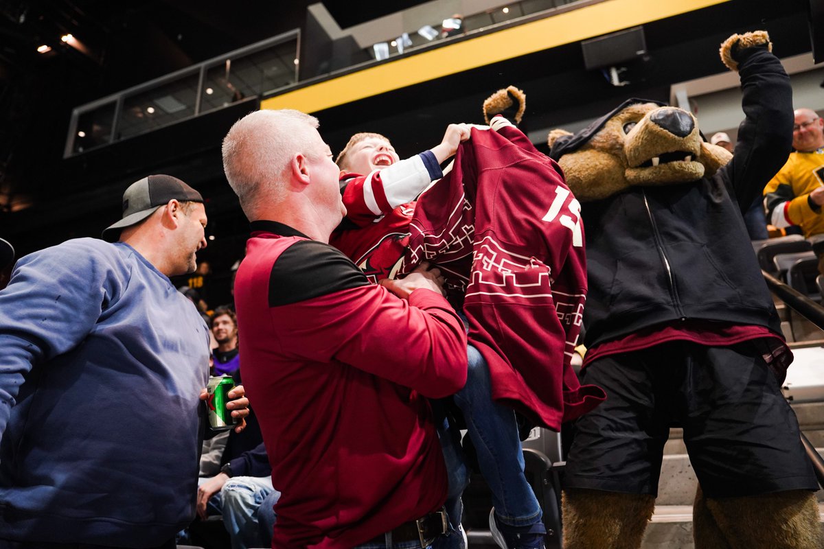ArizonaCoyotes's tweet photo. This is one lucky duck! 🥰 https://t.co/pppa6rBueK