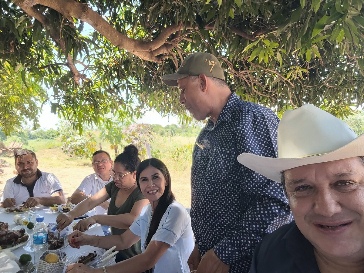 El día sabado 21 de enero, compartiendo el cumpleaños de un caudillo del Distrito de Itacurubi del Rosario, el amigo Neneco Colarte. Acompañado por @noenunezpy , Domiciano Barrios y por Karina Cespedes. Nenco con remera roja