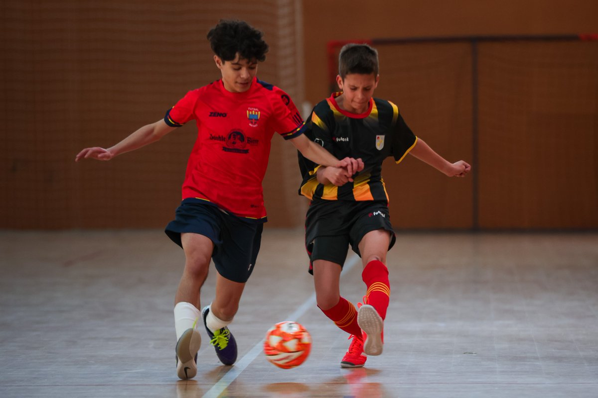 FCF_CAT's tweet photo. 🟡🔴 Cervelló acull els primers partits de les Seleccions Catalanes Aleví i Infantil masculí de futbol sala
⚽️ Perfilant la llista definitiva de 12 jugadors
📝: https://t.co/XmxQJWWFZx
📸: https://t.co/VvBlBHEycG
#SeleccionsCatalanesFS #AlevíFS #InfantilFS https://t.co/oN37UXvR9L