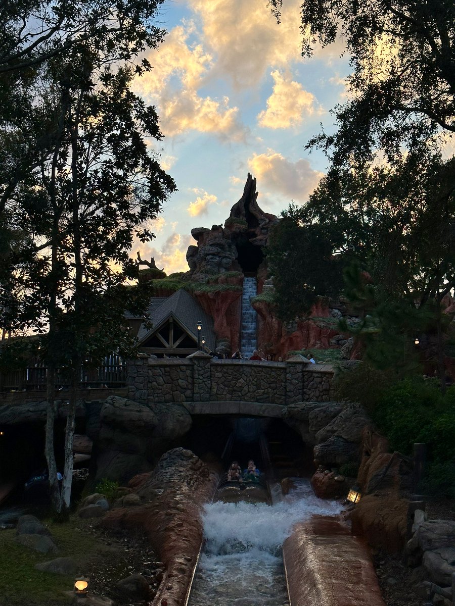 WDWNT's tweet photo. The sun is setting on Splash Mountain at the Magic Kingdom https://t.co/B2nWgSAeOH
