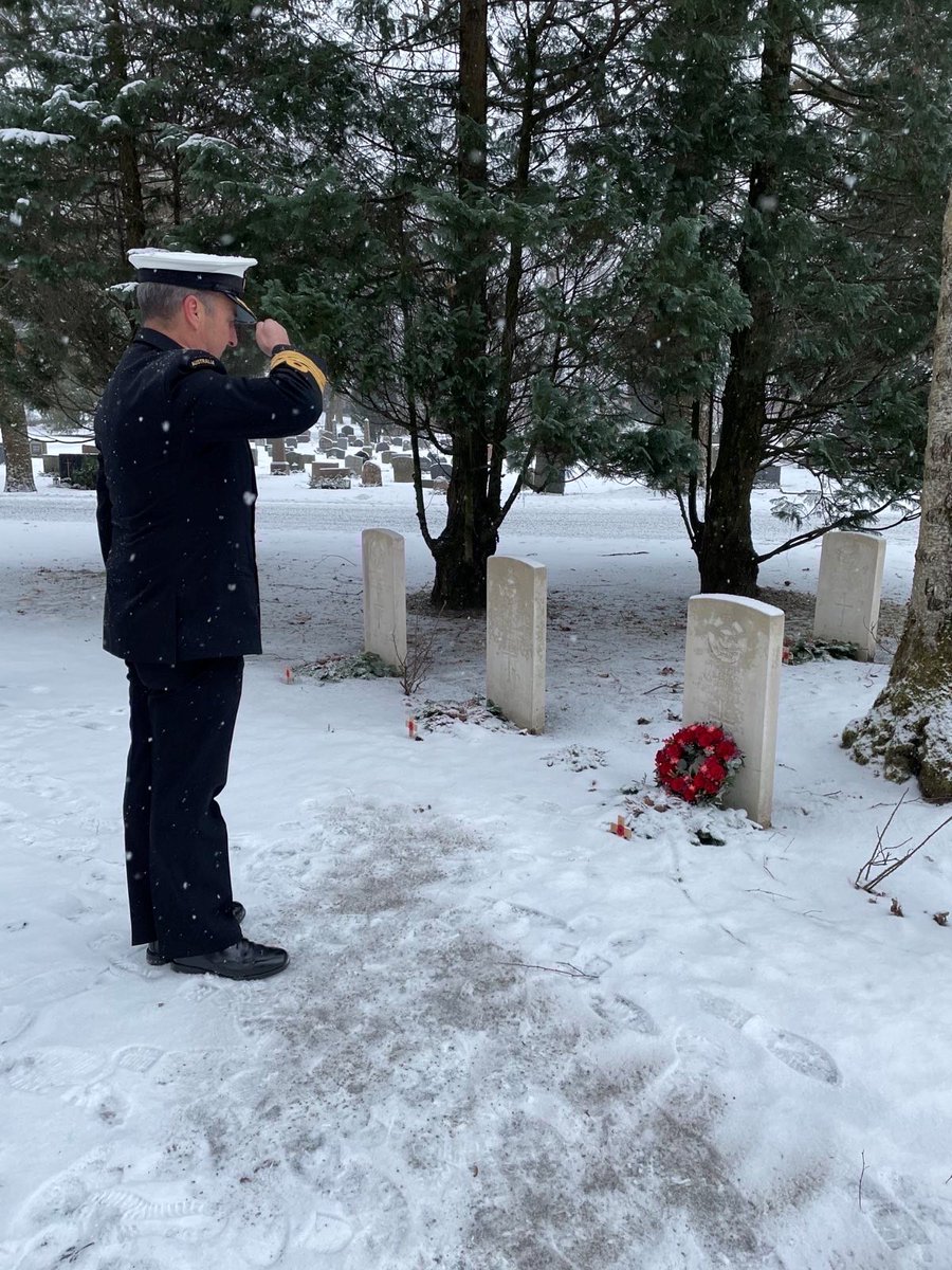 VCDF_Australia's tweet photo. A snowy day at Oslo @CWGC Cemetery to honour the courage &amp; sacrifice of #YourADF &amp; that of the partners they fought alongside during the Second World War.

Thank you to #Norway for your faithfulness to our fallen.
 
#LestWeForget https://t.co/FdyR1pkPkS