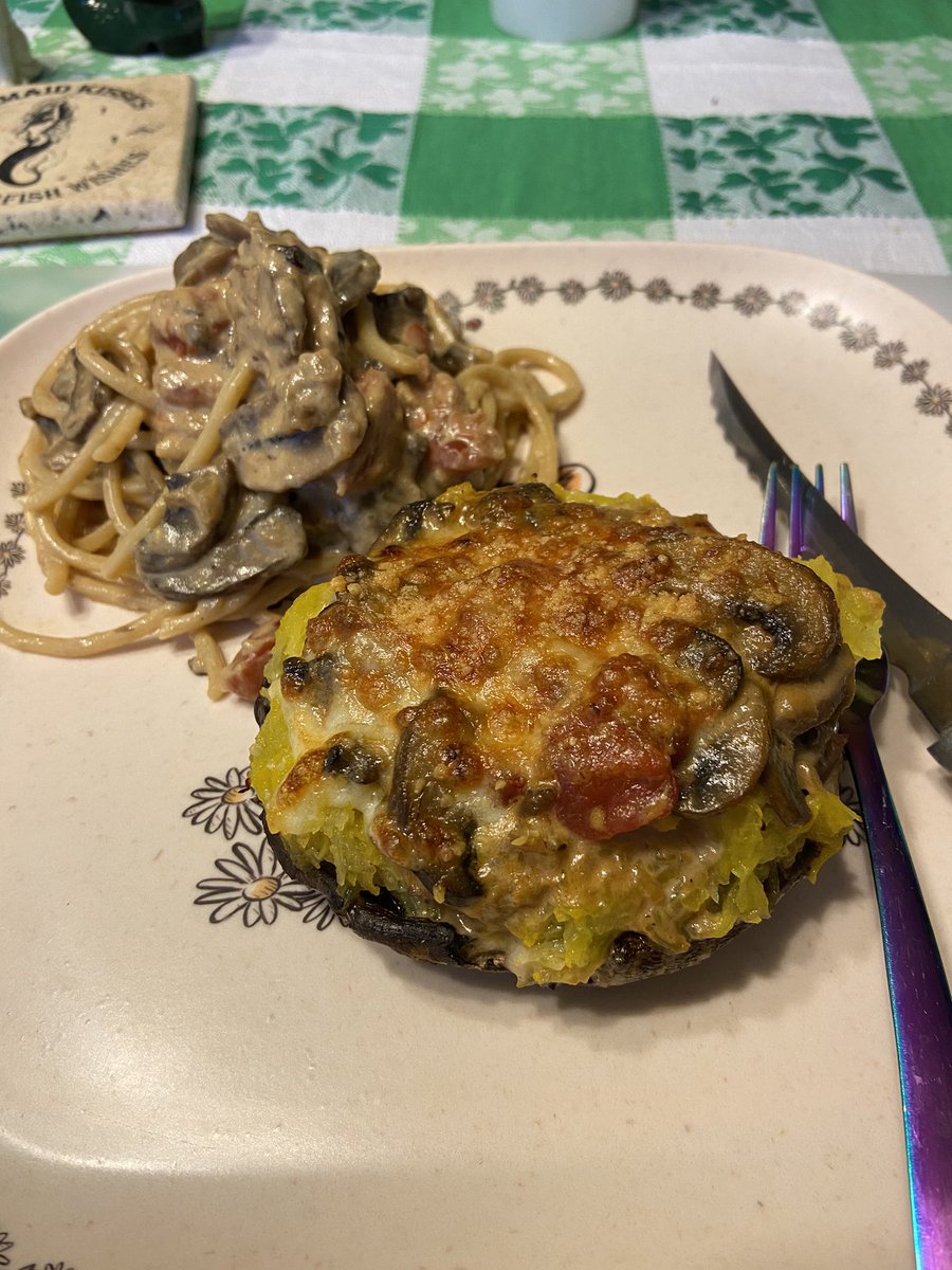 andi_daisy26's tweet photo. Made some yummy food today. #Portabello #Porcini #Cremini #SpaghettiSquash https://t.co/IR6v51HqRy