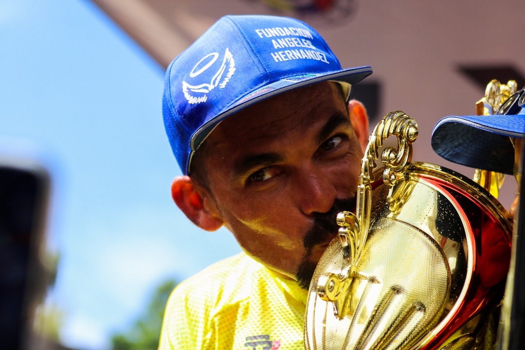 VTVcanal8's tweet photo. #EnFotos📷| José Alarcón es el campeón absoluto de la 58° Vuelta al Táchira en Bicicleta. 🏆🚴‍♂️

El merideño finalizó su recorrido con 27 horas, 36 minutos y 34 segundos.  

¡Felicidades! 🥳 Orgullo venezolano 🇻🇪💪

#SancionesCriminales https://t.co/BeAkKvew34