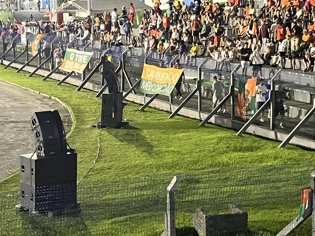 JotaEder's tweet photo. Os clubes precisam rever urgente o volume das caixas de som dos estádios. Nada a ver com o ambiente. Pelo menos baixem, já ajudaria os ouvidos de todos… @fcf https://t.co/UTTza1fdAM