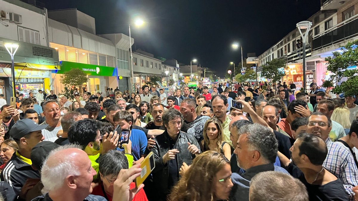 juanif17's tweet photo. Podran decir lo que quieran, pero ningun politico genera lo que Javier Milei en la gente

No soy fan de idolatrar gente, pero en la democracia 🇦🇷 esas son las reglas de juego: el apoyo popular a fuerza de carisma ayuda mucho para llegar y permanecer al poder https://t.co/sG94VIzPLO