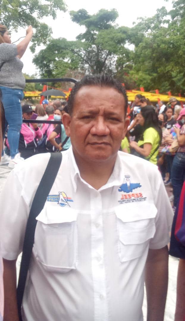 movinotinto's tweet photo. #22Ene #MVinforma, reportan que en horas de la tarde de hoy en la ciudad de Barquisimeto, sujetos quiénes se identificaron cómo miembros del SEBIN, ingresaron la urbanización donde la reside el Presidente de @SEPEEL_LARA Julio Marín. La actividad sindical no es un delito. https://t.co/x3u4aUI8nR