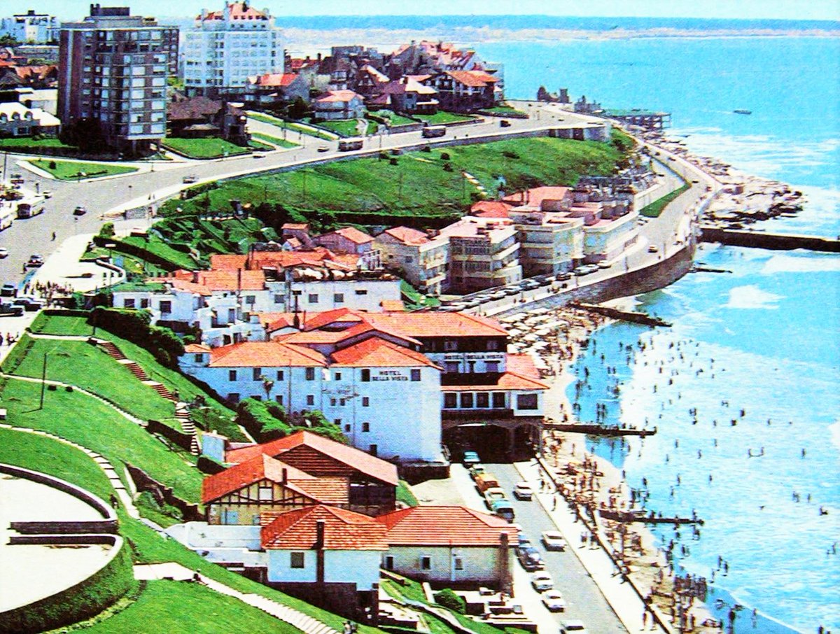 FotosFamiliaMdP's tweet photo. Mar del Plata de los '70. Playa de los Ingleses (hoy Varese) con sus hoteles sobre la costa, demolidos en 1978. Se observa el recordado "túnel" del hotel Bellavista. Aporte: Enrique Mario Palacio. https://t.co/ZPCLPpRNE6