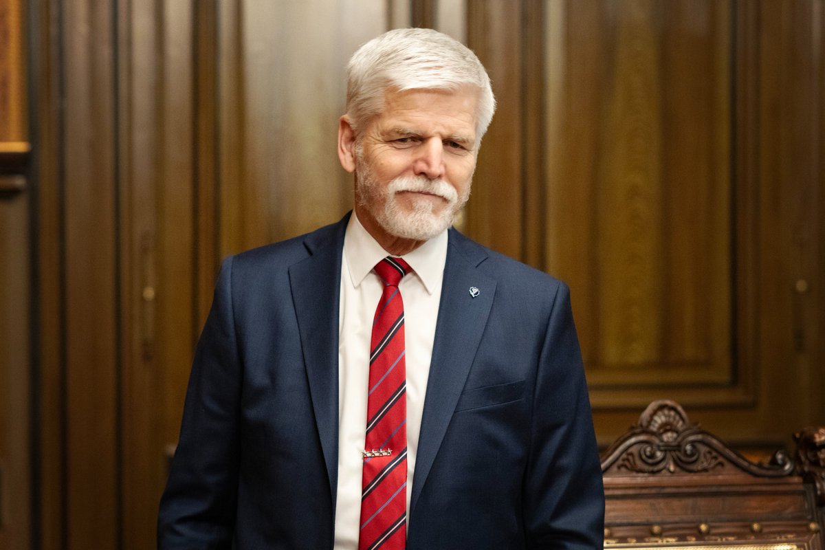 prezidentpavel's tweet photo. Asi jste si na mém hlase během debaty všimli, že nejsem úplně zdravý. Měl jsem dnes horečku a před debatou jsem si musel vzít léky. Potřebuji se dát dohromady před dalšími debatami, a proto, i když nerad, musím zrušit svůj zítřejší program. Doufám, že se nebudete zlobit. Děkuji. https://t.co/yMmOzF5Y60