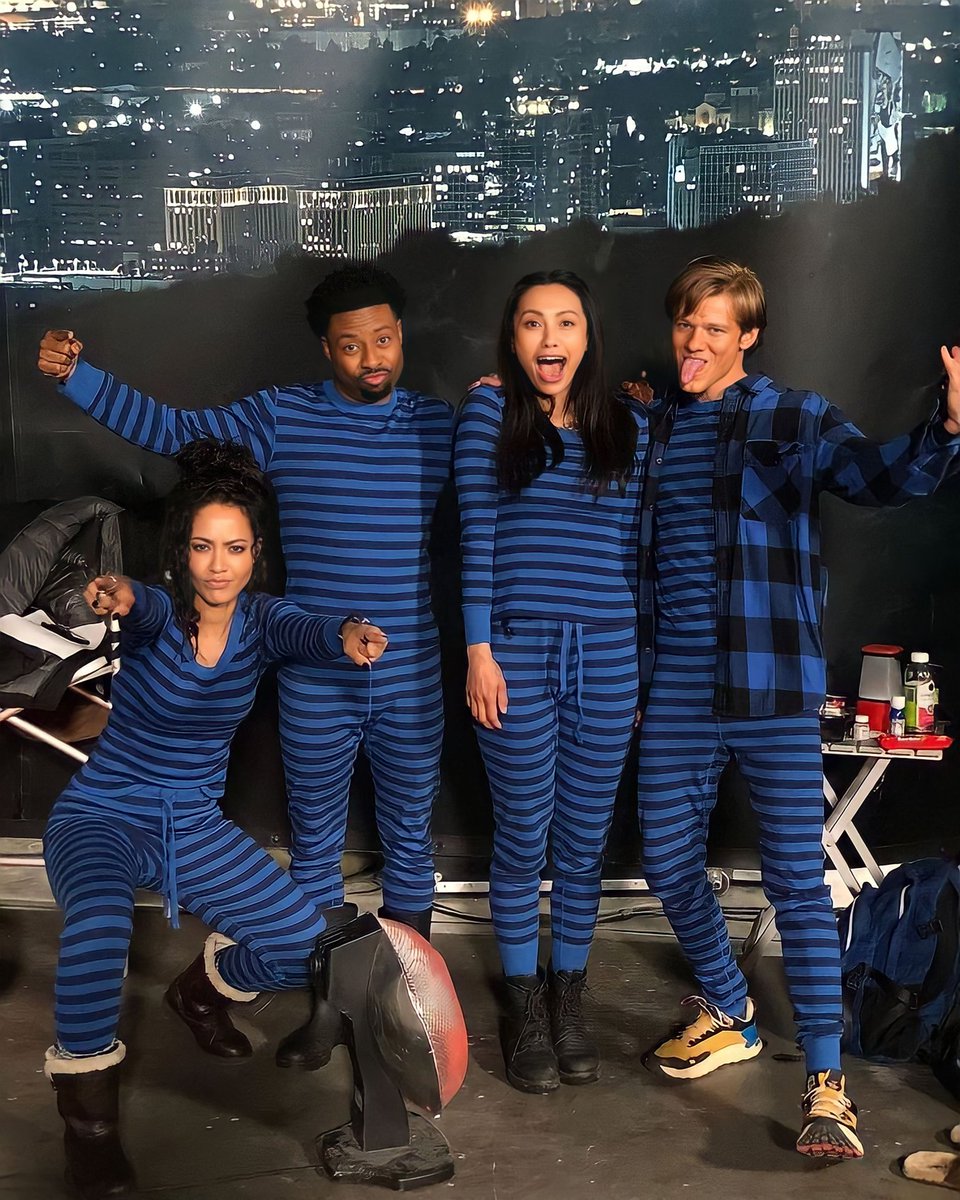 SaracxhR's tweet photo. season 6 bts when? (i miss them)
#SaveMacGyver #BringMacBack https://t.co/l46sRI178C