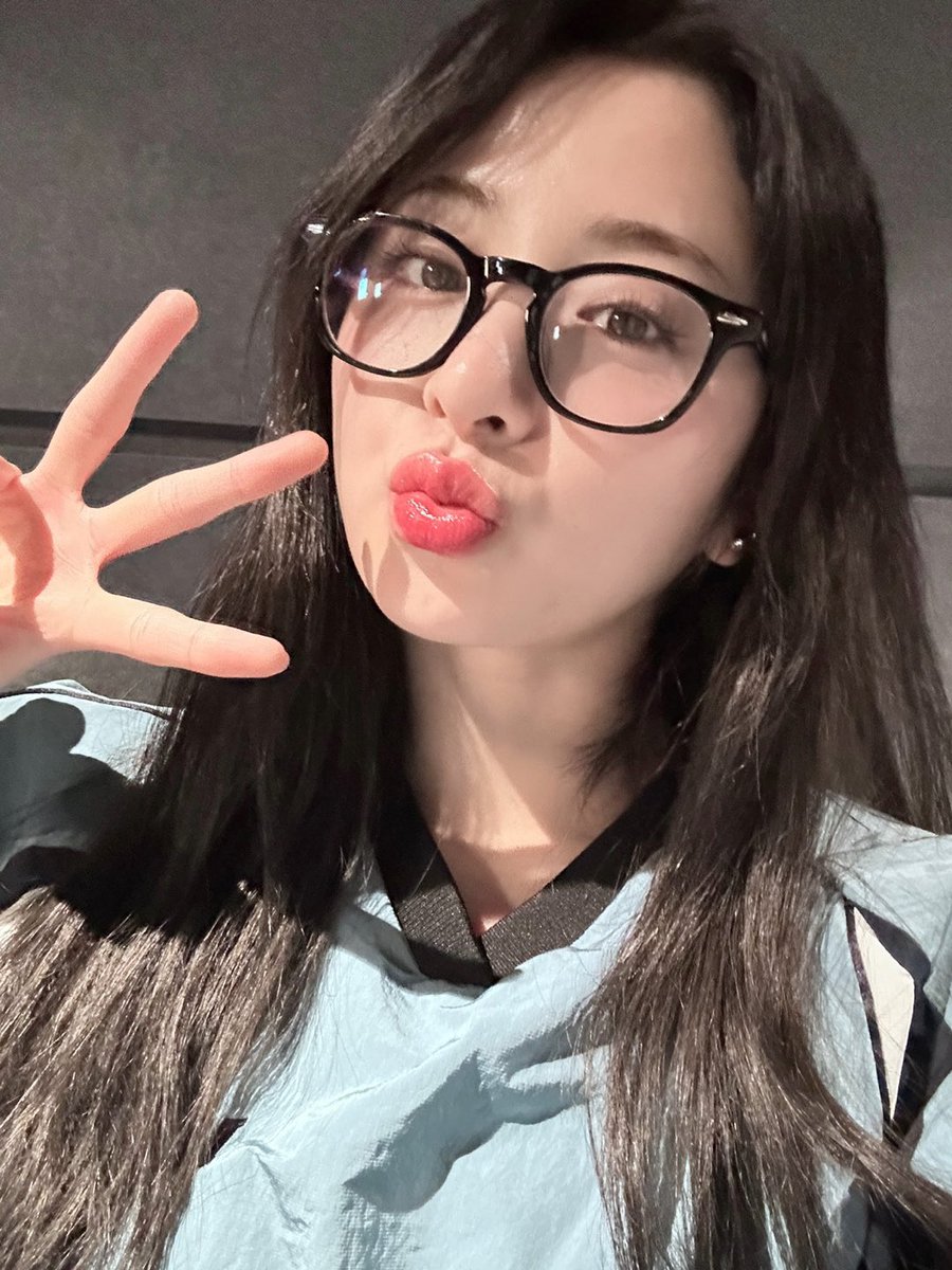 yunjinpics's tweet photo. loving this new era of dark haired yunjin https://t.co/uwB8LM70TZ