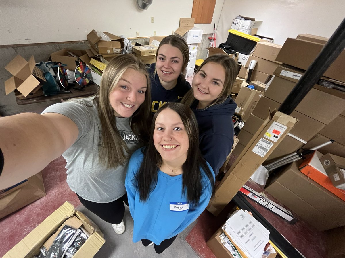 MSUBSoftball's tweet image. We are 11 days away!! 
Yesterday our team volunteered with MSUBs Service Saturday and helped sort items at some local bargain centers! #WellRoundedAthletes #Volunteering #JacketCommunity