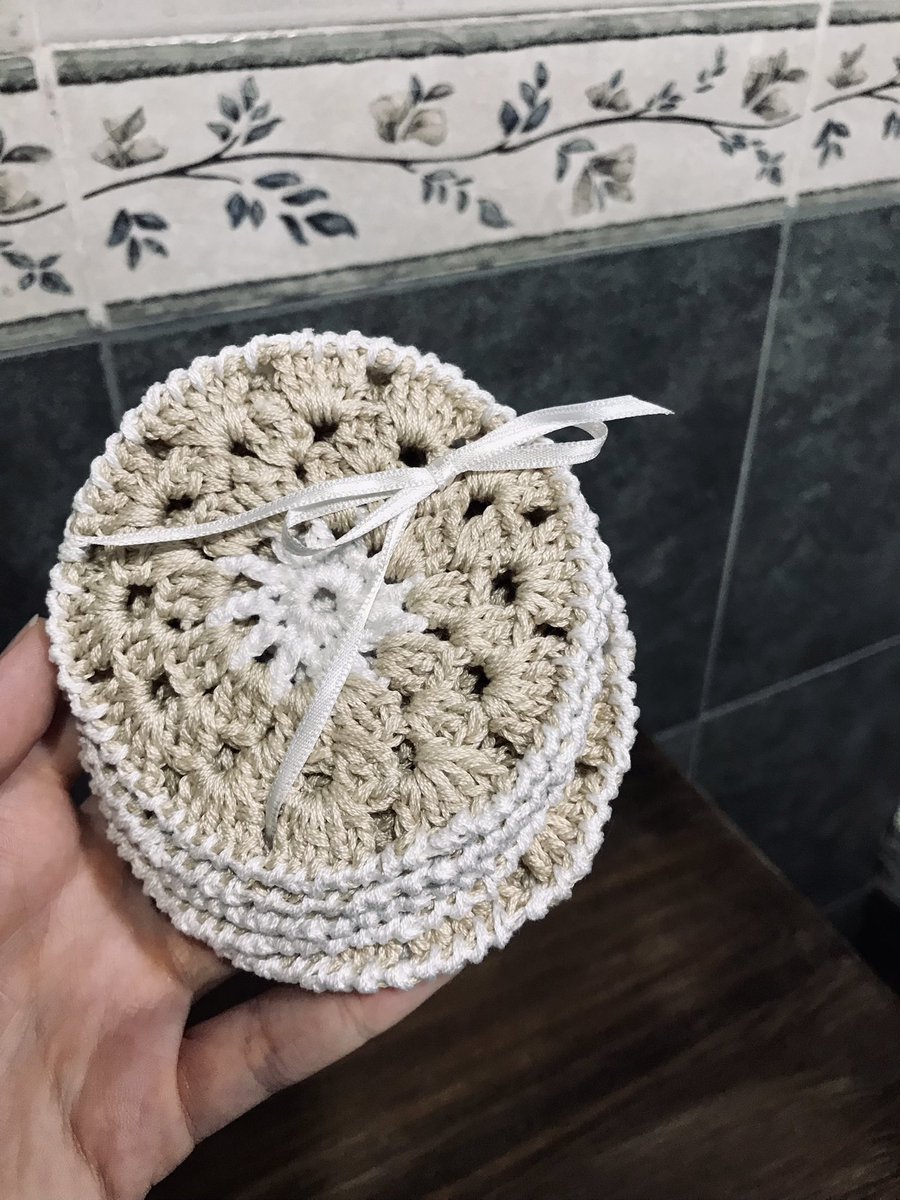Hace un tiempo le pedí a mi mamá, me hiciera al crochet unos apoya vasos, pero siempre estará en los detalles para no dejar de ser la mejor y superar cualquier regalo 🤍🌷( dejó el paquetito perfumado, en las toallas limpias que me llevo a rosario🥹)