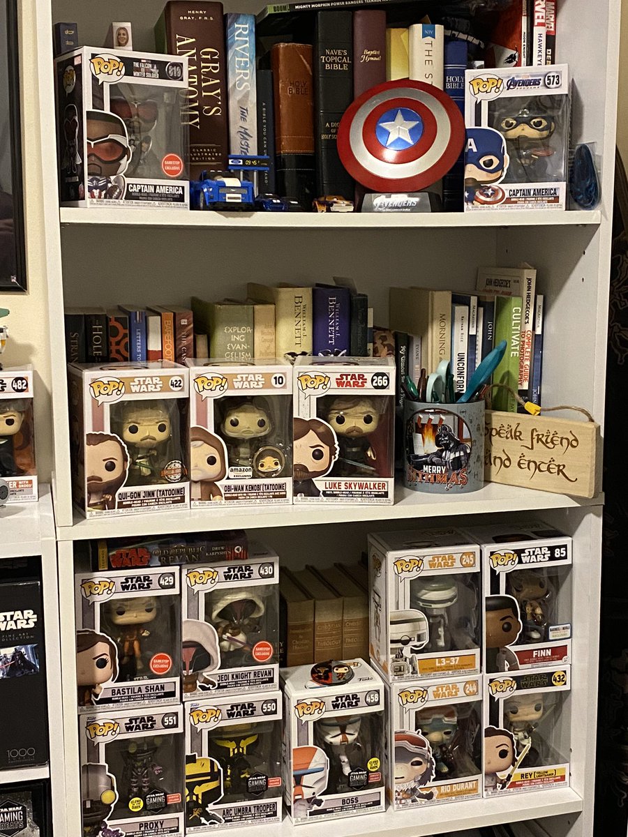 rcrdsoftherpblc's tweet photo. Office collection is coming along nicely! #starwarscollection #generalnerd https://t.co/ihlsS9nuyv