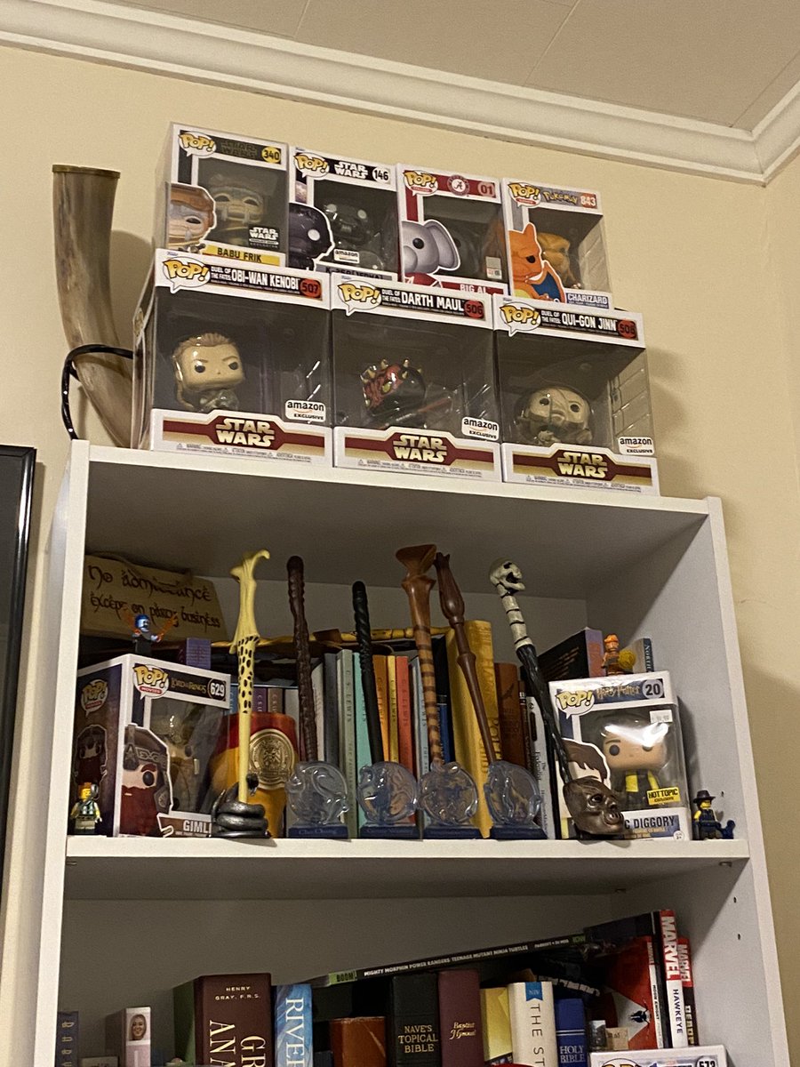 rcrdsoftherpblc's tweet photo. Office collection is coming along nicely! #starwarscollection #generalnerd https://t.co/ihlsS9nuyv