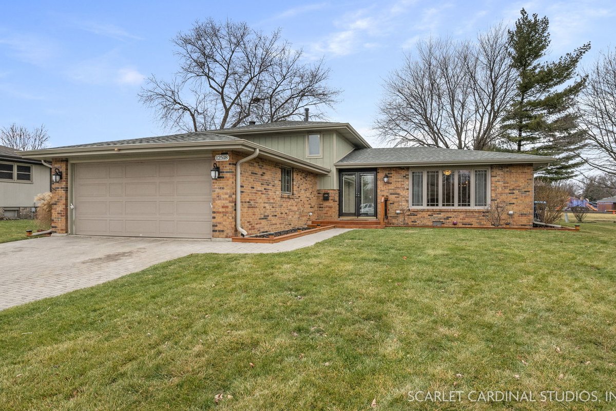 AnneMarieSells's tweet image. Just Listed in #Alsip #IL. 12518 S Mayfield Court! Please retweet!  tour.bairdwarner.com/home/8M3PMP